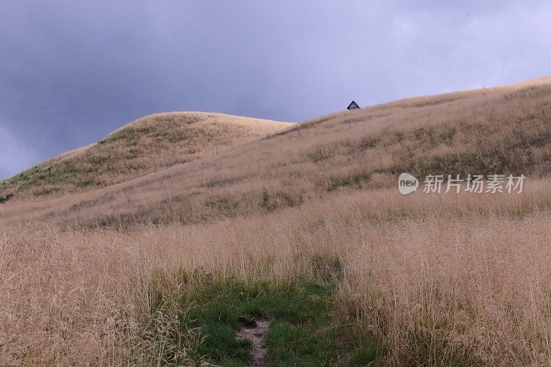 美丽的夜晚在阿尔卑斯山脉。斯洛文尼亚托尔明附近的索查山谷