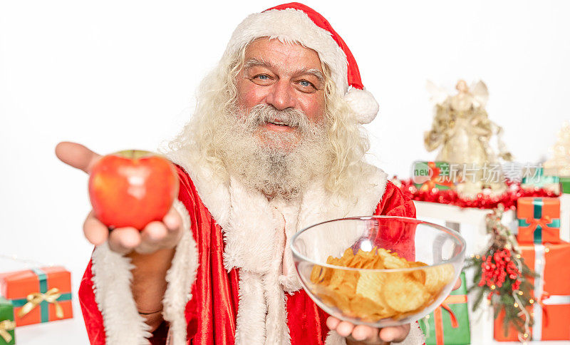 圣诞老人用健康的苹果代替薯片
