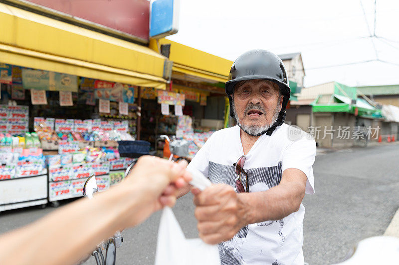 日本老人喜欢骑摩托车