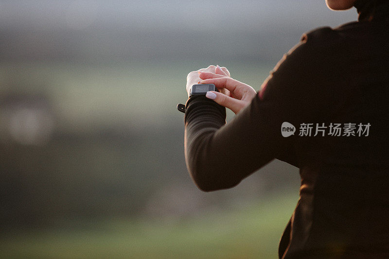 女运动员使用智能手表运动跟踪器