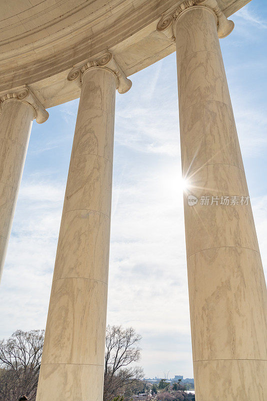 在国家樱花节期间，美国华盛顿特区杰斐逊纪念堂的大理石柱子