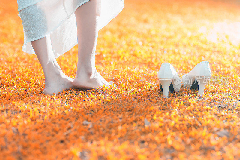 女性赤脚踩在草地上