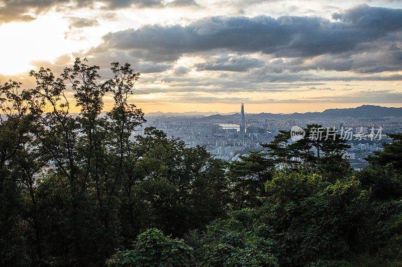 从山上俯瞰首尔全景