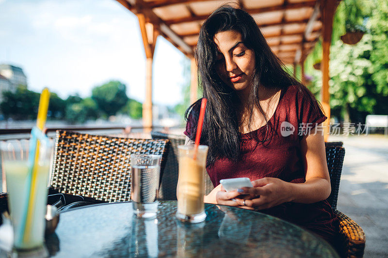 咖啡馆里美丽的吉普赛女郎