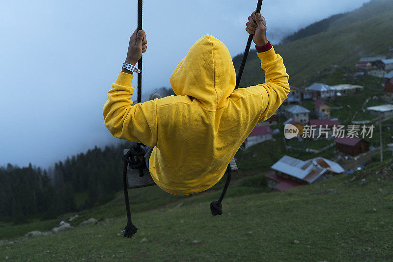 摇摆黄色雨衣的人