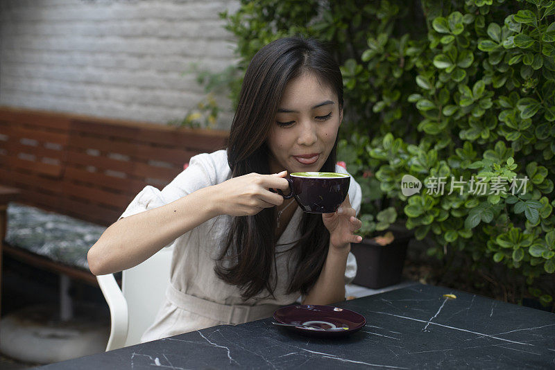 美丽的年轻女子正在喝茶