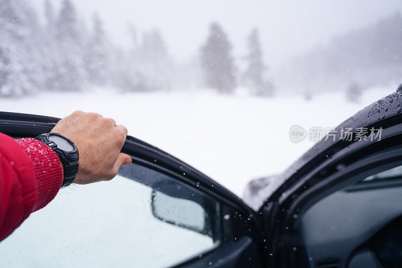 司机的POV驾驶在积雪覆盖的道路上，被困在了第一个下雪的道路上。冬季暴风雪天气耽搁了。山里有暴风雪。