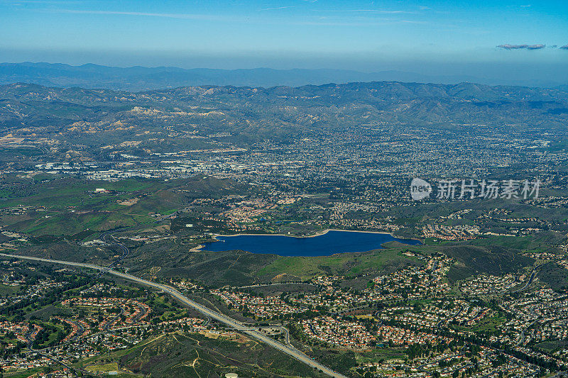 俯瞰巴德湖在西米谷，加利福尼亚