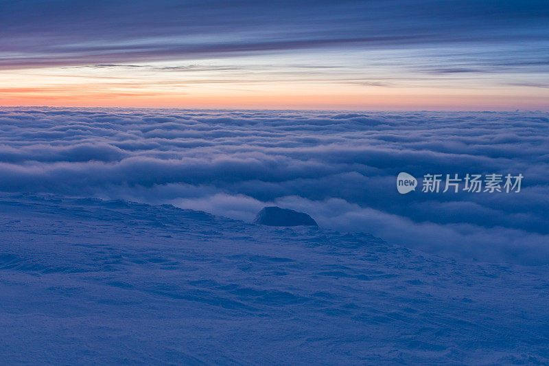 壮丽的日落在喀尔巴阡山脉的山峰上