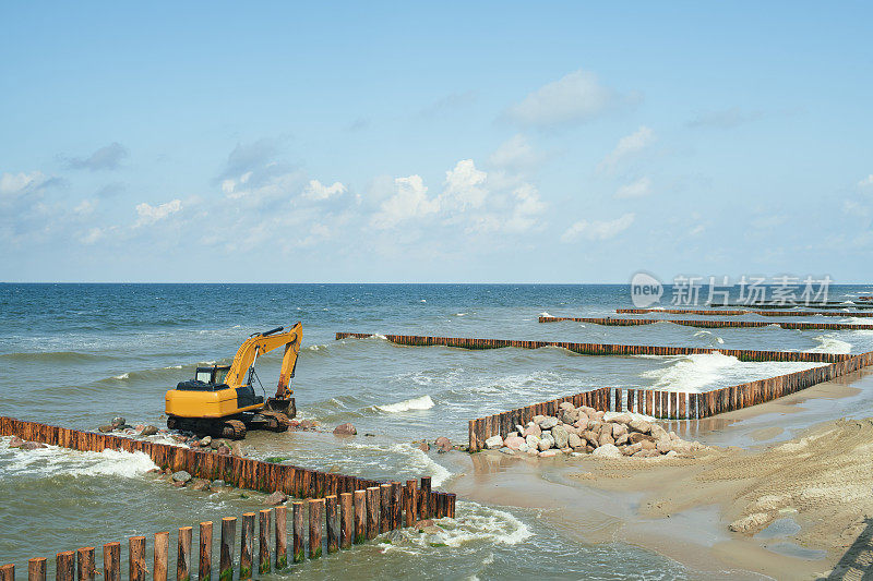 使用挖掘车在海上建造防波堤