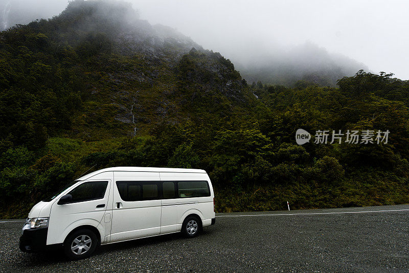 雨福雷斯特的露营车