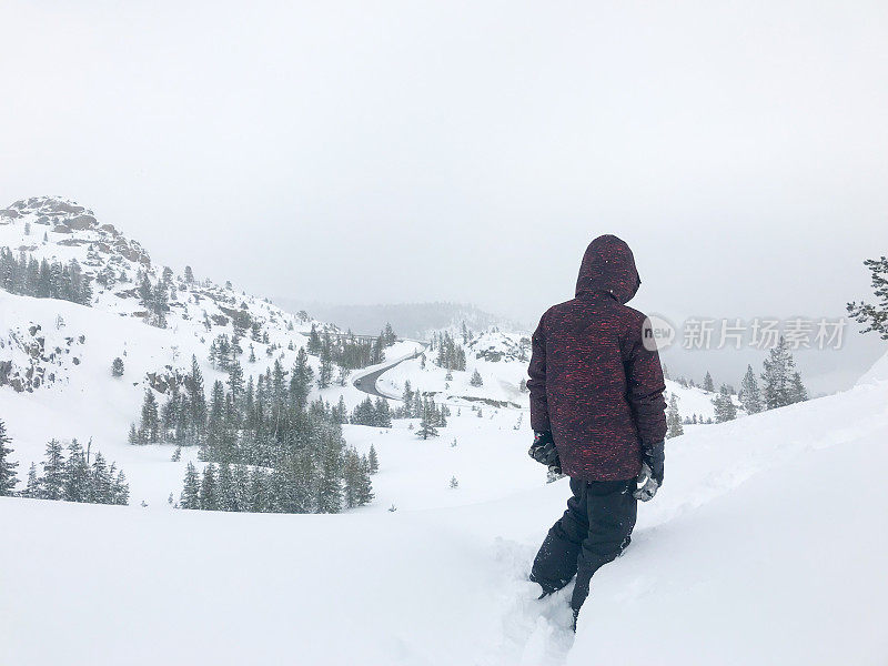 一个孩子在加利福尼亚山脉的暴风雪冒险