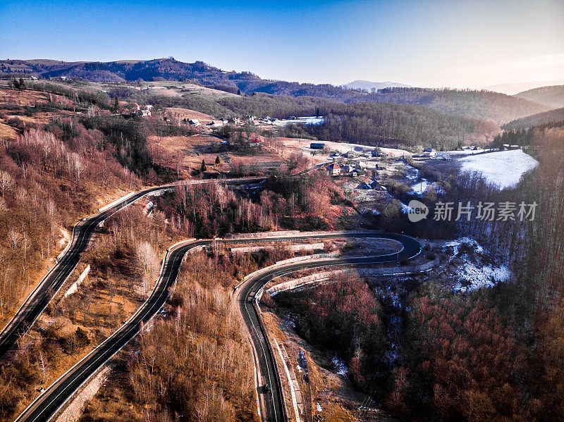 鸟瞰冬季景观中蜿蜒的道路和发夹弯道