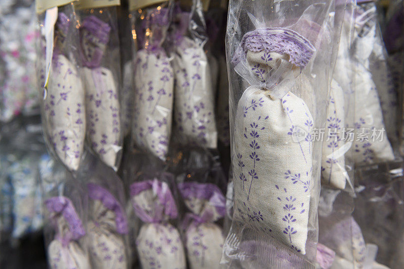 法国普罗旺斯的薰衣草小袋在巴黎花卉市场出售