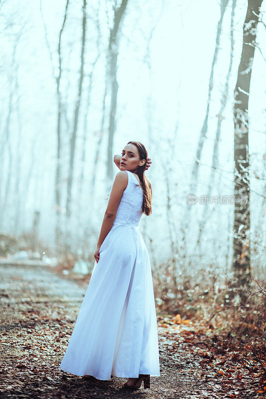 森林里穿着婚纱的女孩