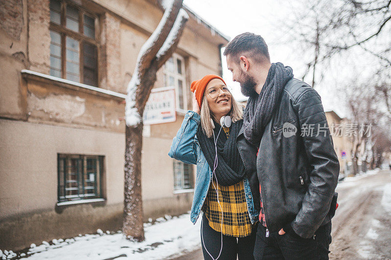 这对夫妇在户外享受最后的冬天