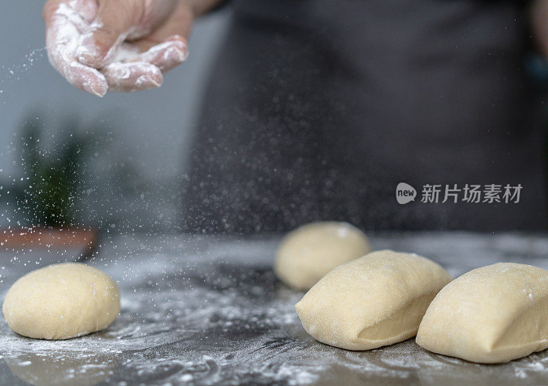 手工全麦面包:在生面团上喷洒面粉