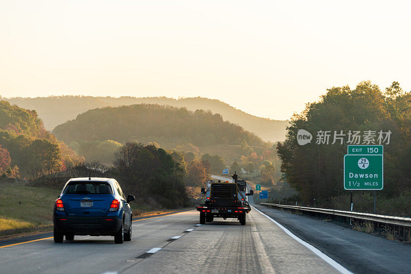 雾雾公路64号高速公路行驶在西弗吉尼亚州的乡村，早上车辆在路上