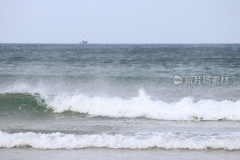 波涛和船在地平线上