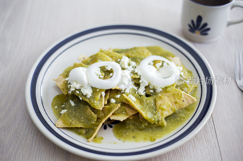 墨西哥食物，绿色的chilaquiles