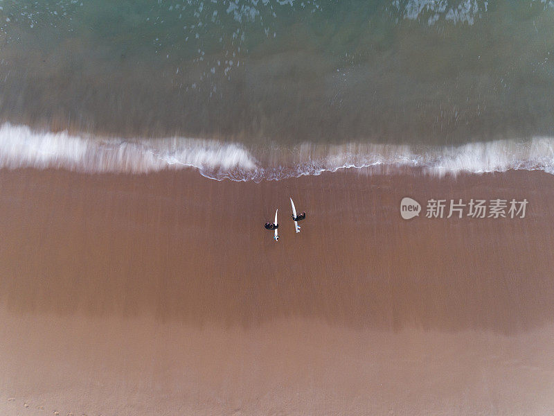 冲浪者在卷曲海滩，澳大利亚悉尼空中