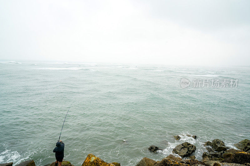 在西港灯塔钓鱼，西海岸，新西兰