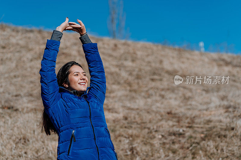 年轻女子户外运动