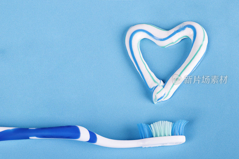 牙刷和牙膏制成的心