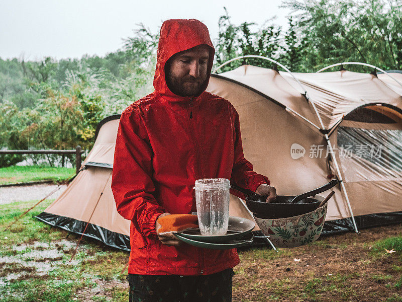 一名男子在露营和洗碗时遇上了暴风雨