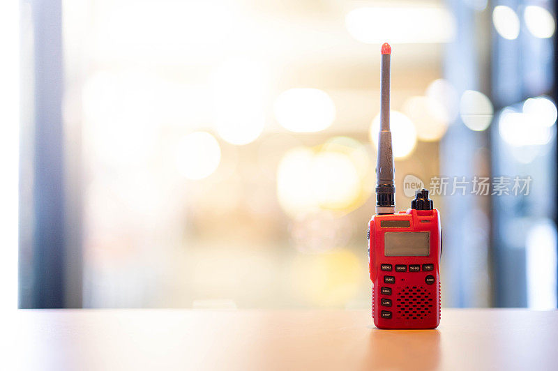 用于通信的红色对讲机或便携式无线电收发机。