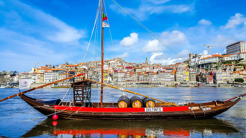 葡萄牙波尔图杜罗河上的凯斯·达·里贝拉堤岸上的船只