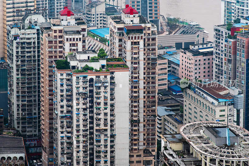 中国重庆市区灰色混凝土住宅建筑