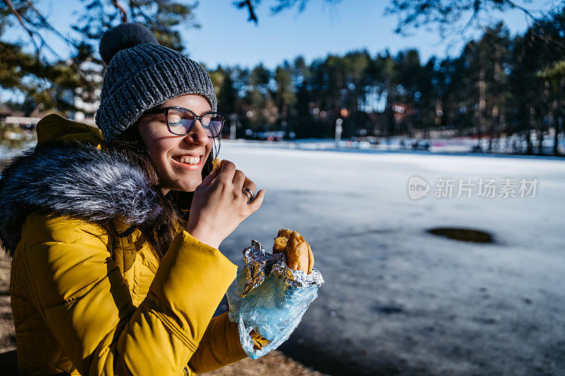 吃着兹拉蒂博尔山传统食物的女人