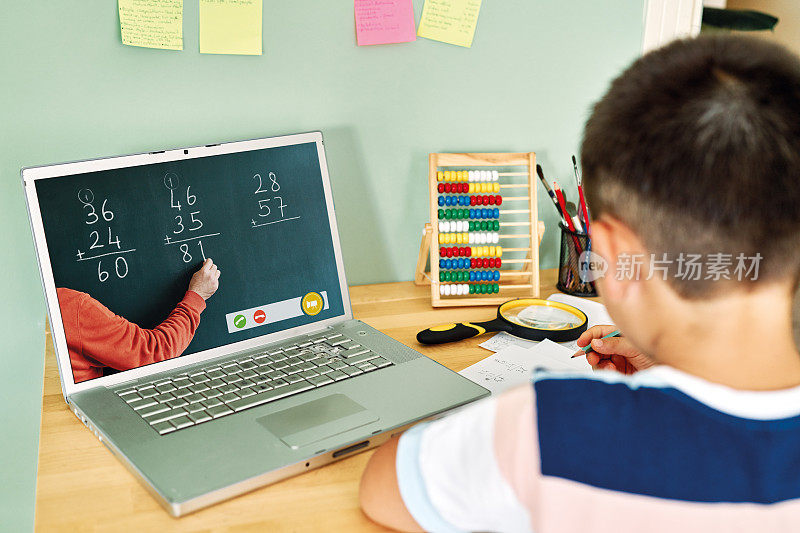 6-7岁可爱的孩子从电脑学习数学。在家教育