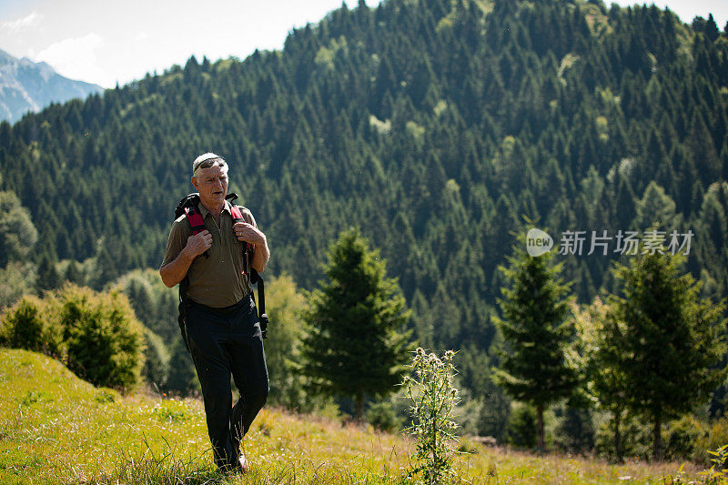 一个成年人在夏天爬山