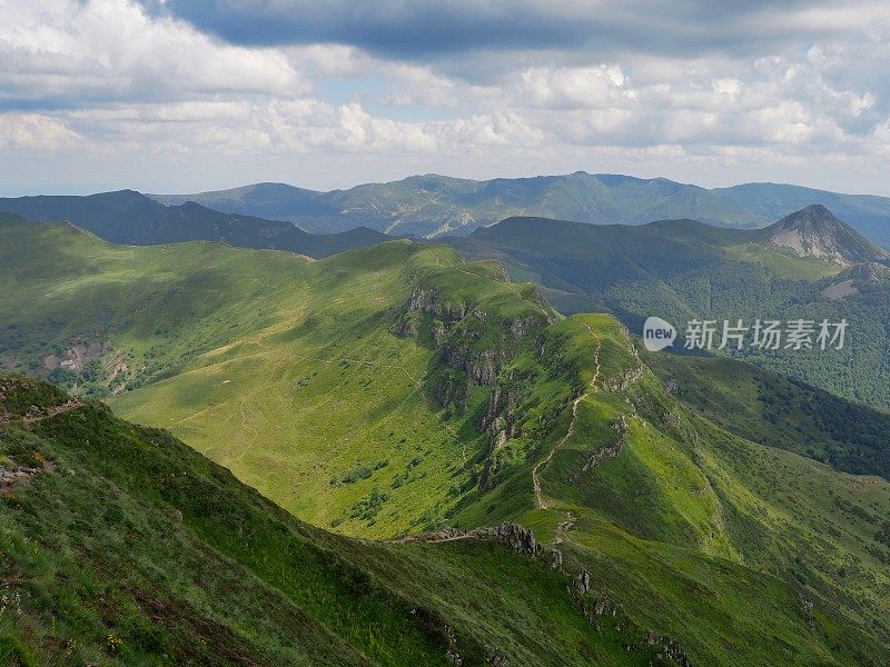 法国康塔尔山脉的火山景观