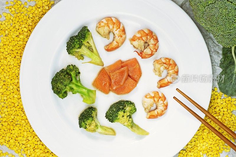 菜花、虾仁、筷子，以绿豆为背景。