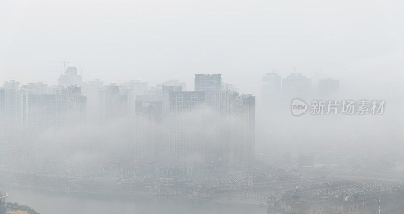 早晨城市的建筑物被雾覆盖着