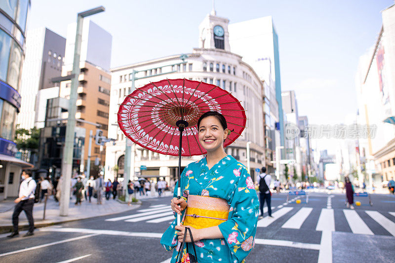 年轻女子在浴田街头行走，周末禁止车辆通行