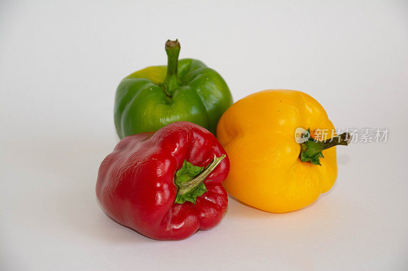 辣椒:绿色是未成熟的红色或黄色辣椒。在生物成熟阶段，辣椒种子成熟时果实会变黄或变红