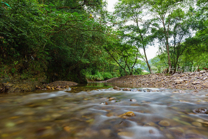 山涧河流