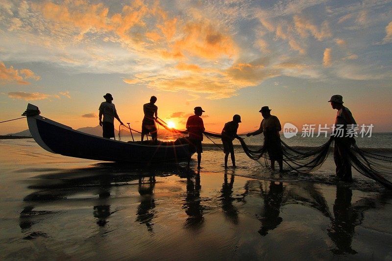 海滩拖网传统渔民