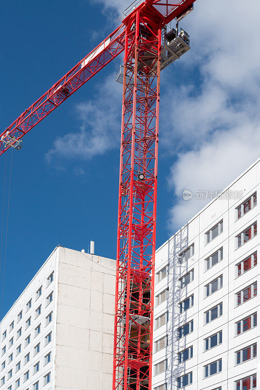 摩天大楼建筑用一个红色的龙门起重机