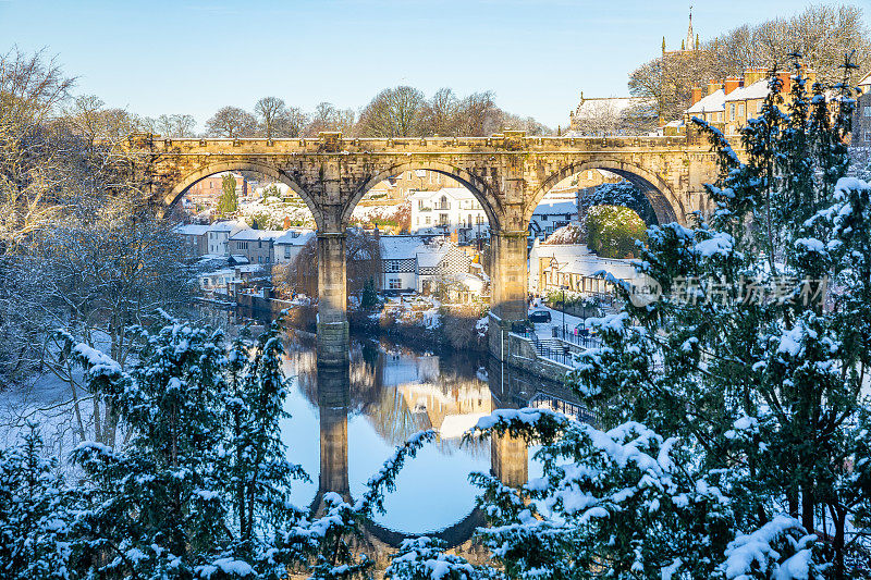 英国约克郡北部的Nidd河和铁路高架桥上的冬季雪景