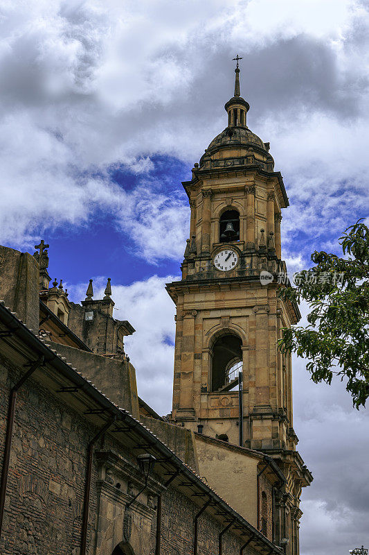 波哥大，哥伦比亚——从11街向上看，到19世纪的Primada大教堂的钟楼，就在安第斯首都的玻利瓦尔广场旁边。