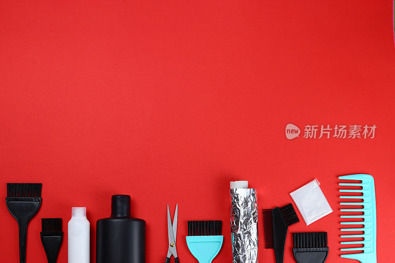 染发工具，发型师护发工具，红色背景topview。空间的文本