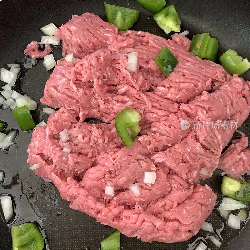 牛肉酱乔与火鸡碎烹饪过程