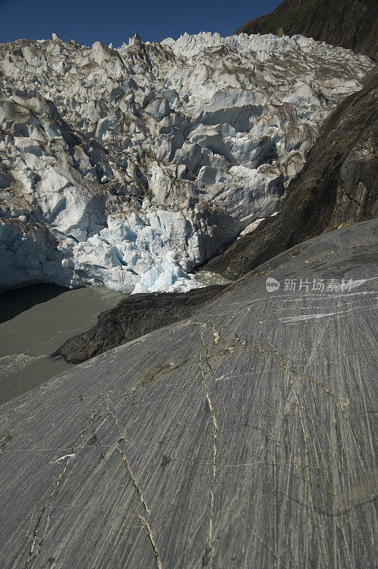 阿拉斯加丘格加国家森林，拿索峡湾，威廉王子湾，契内加冰川表面附近岩石边缘的冰川条纹。显示冰川侵蚀岩石的地质特征。