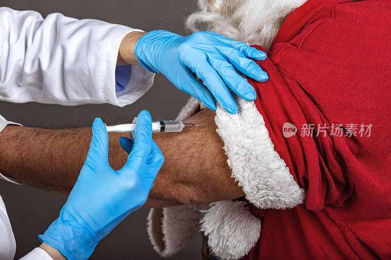 在手臂上注射治疗圣诞老人