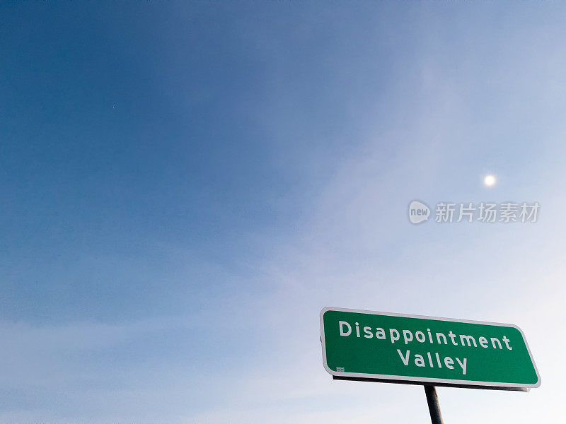 科罗拉多州的真实路标，上面写着失望谷，一个有着美丽日落的彻底绝望和沮丧的地方
